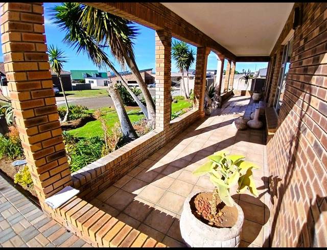5 BEDROOM HOUSE FOR SALE IN STILBAAI-WES